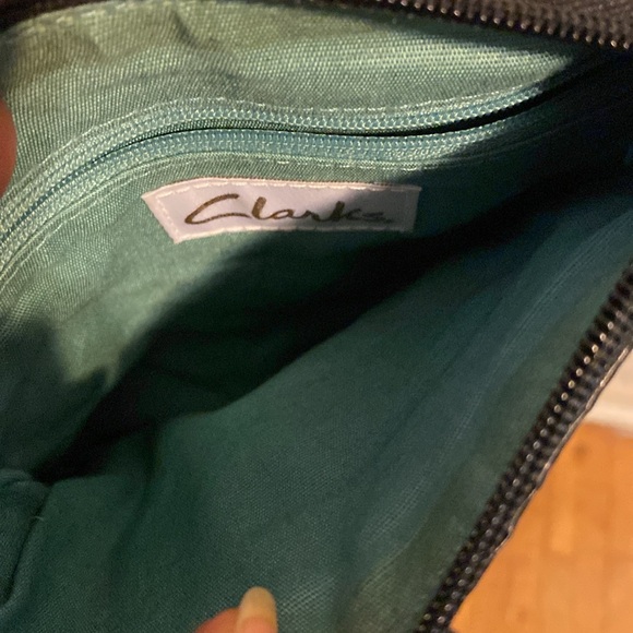 Clarks cross body leather black bag - Picture 7 of 9